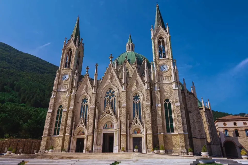 A Ferragosto scopri mete originali, come la Basilica Minore dell'Addolorata in Molise