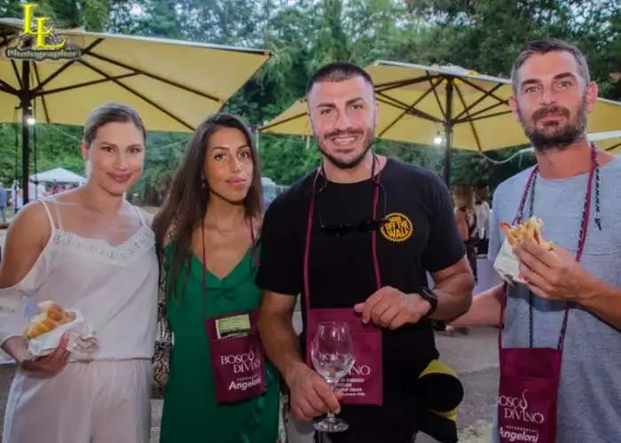 street food, vino e cene al tavolo durante BoscodiVino