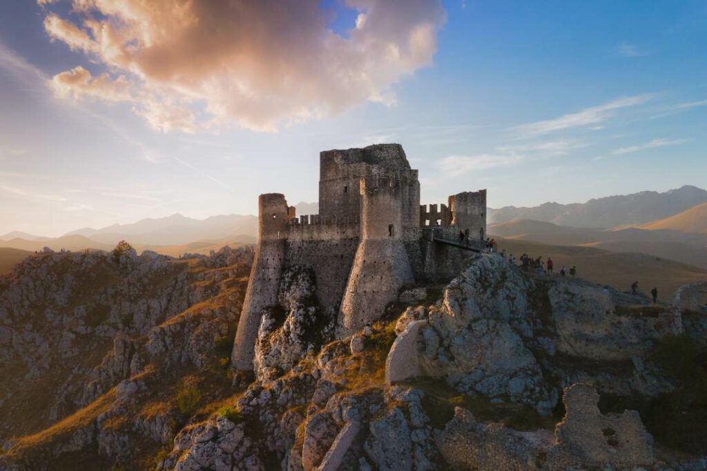 Cosa fare a ferragosto in Abruzzo,  passeggiata a Rocca Calascio