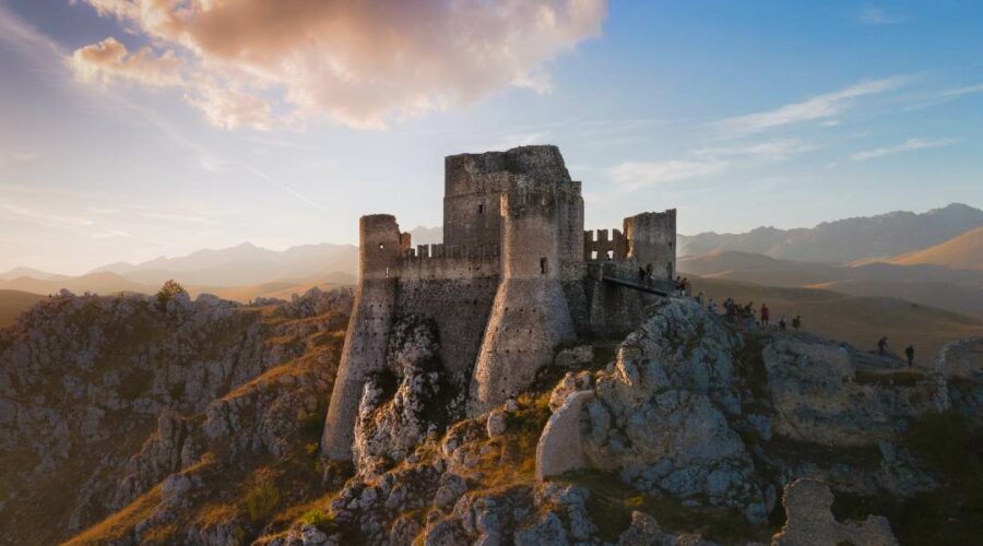 Cosa fare a ferragosto in Abruzzo eventi, attività, e tanti luoghi da scoprire - passeggiata a Rocca Calascio